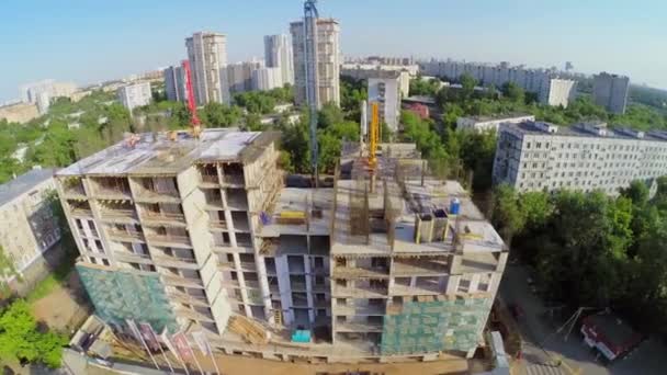 Construction site of residential complex against cityscape — Stock Video