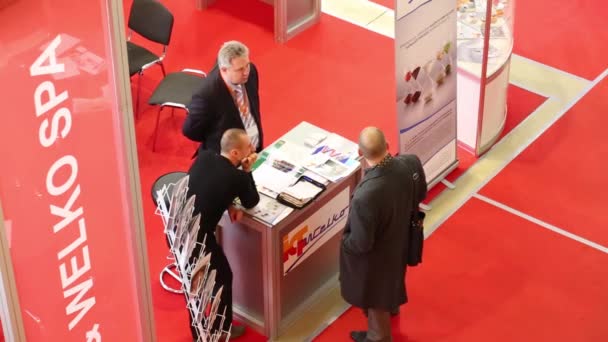 Three men talking at the stand of the company ICF and Welko SpA — Stock Video
