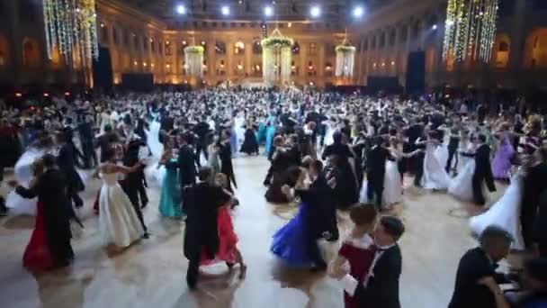 Acima da vista de valsa pessoas no 11th Viennese Ball — Vídeo de Stock