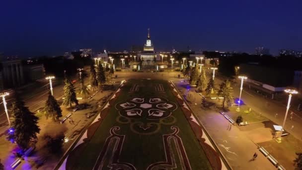 Territory of All Russia Exhibition Center with large flowerbed — Stock Video