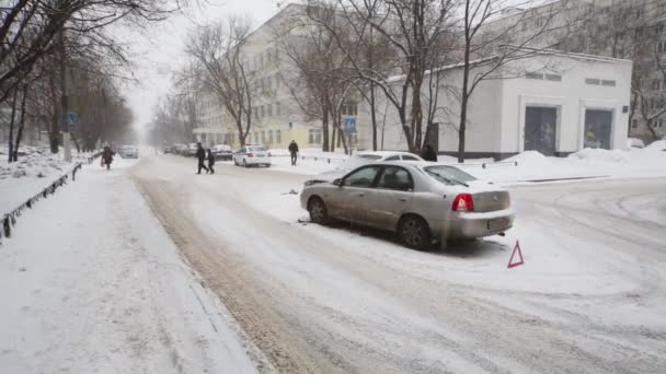 Autounfall auf Spielstraße am Wintertag. — Stockvideo