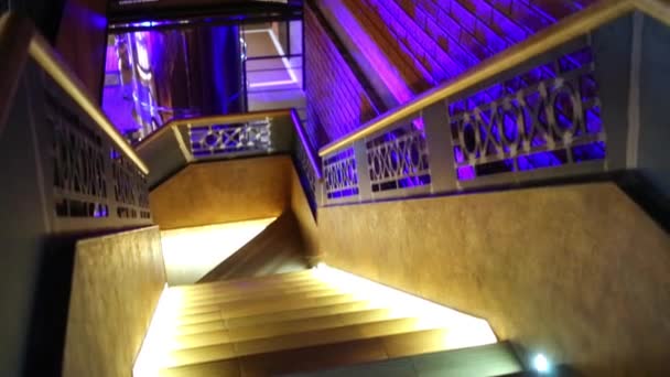 Escalera de madera iluminada desde abajo en el restaurante cervecero . — Vídeos de Stock