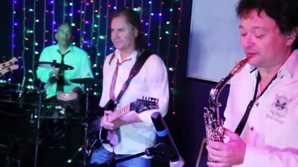 Group of three musicians with saxophone perform on show in club — Stock Video