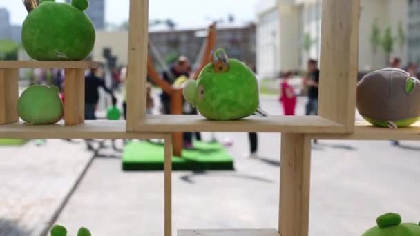 屋外で怒っている鳥のゲームの柔らかい緑の豚と大きなスリングショット — ストック動画