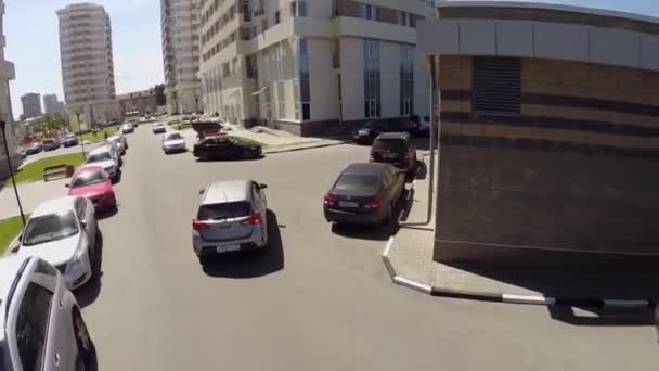 エルク島の住居の近くに駐車して車が運転 — ストック動画
