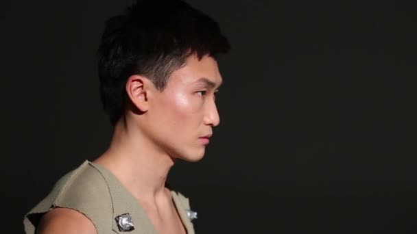 Ortaçağ kostümü yakışıklı genç Asya adam topuz ile pozlar — Stok video