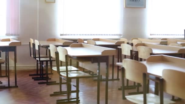 Classroom with rows of desks and chairs and windows — Stock Video