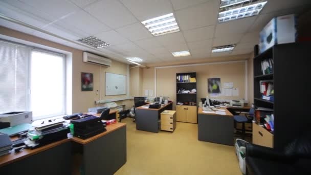Büroraum mit mehreren Arbeitsplätzen und Ausstattung. — Stockvideo
