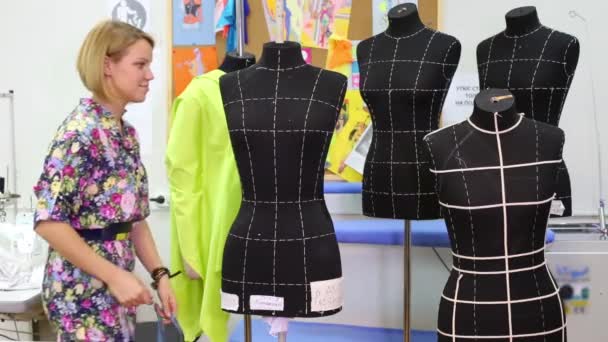 Gelukkig vrouwelijke kleermaker en vijf zwarte mannequins in haar atelier — Stockvideo