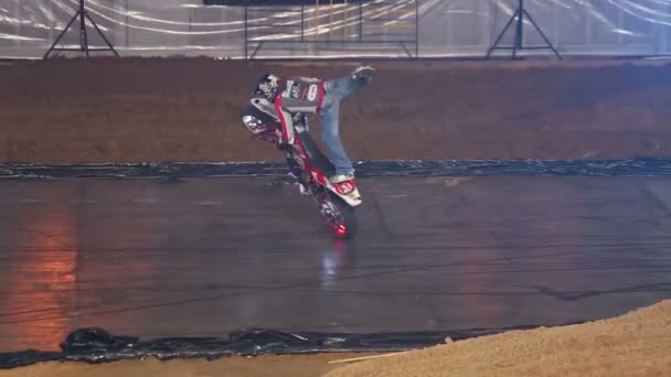 Biker standing on one leg and rides on the rear wheel — Stock Video