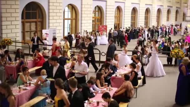 Люди в столовой на 11-м Венском балу в Гостином Дворе — стоковое видео