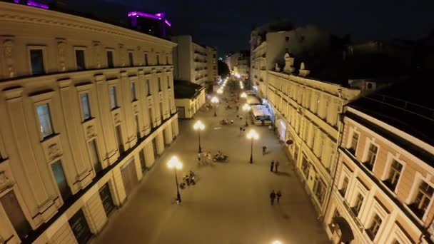 Mensen lopen door Arbat straat op zomeravond. Luchtfoto — Stockvideo
