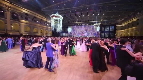 Waltzing pairs at 11th Viennese Ball in Gostiny Dvor — Stock Video