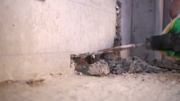 Het maken van horizontale furrow in betonnen muur met behulp van de perforator. — Stockvideo