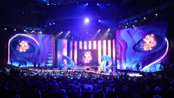 ロシア音楽賞チャンネルRutvの青色光のステージ — ストック動画