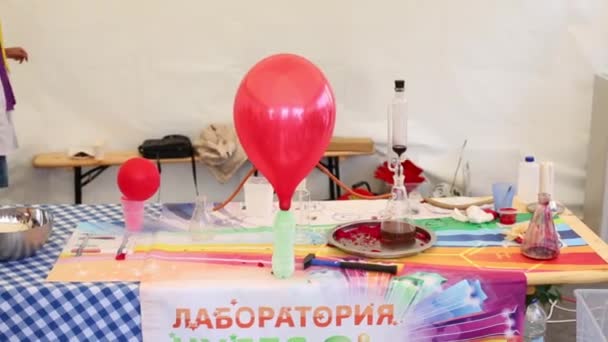 Kémikus teszi a kísérletet a retortákból és a léggömb — Stock videók