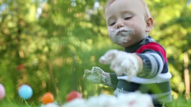 Söt utsmetad med vispgrädde Happy baby slickar händer — Stockvideo