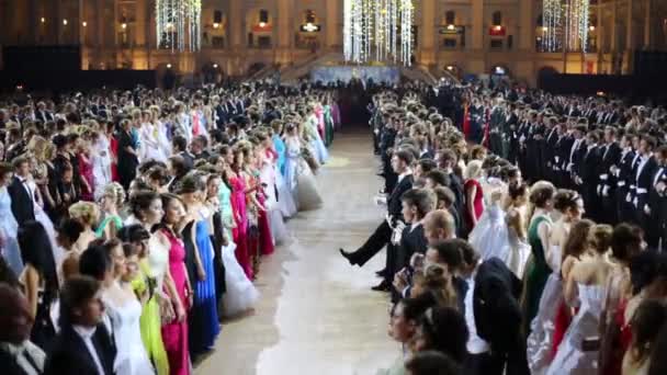 Rows of men and girls at 11th Viennese Ball in Gostiny Dvor — Stock Video