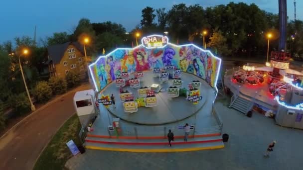 People prepare to ride on Shake Dance amusement in park — Stock Video