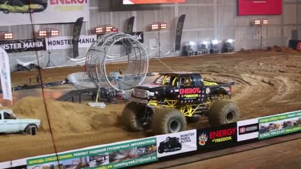 Huge Monster Truck jumps over the old cars on sports show — Stock Video