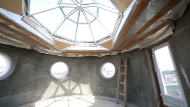 Prostor s kulatou okýní a skleněným stropem bez dokončení — Stock video