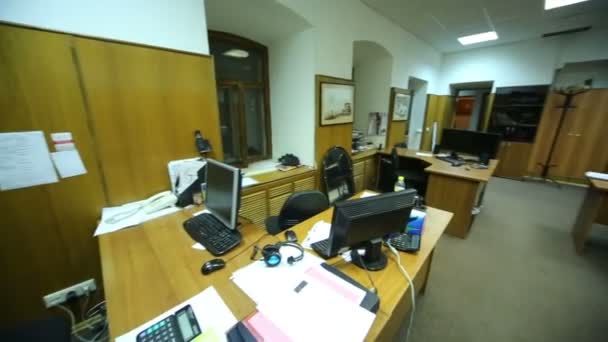Панорама офісного приміщення на кілька робочих місць — стокове відео