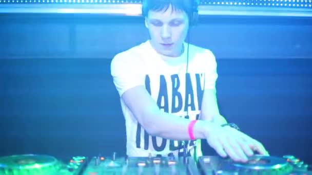 DJ beim Konzert von ralf mackenbach im Moskauer Saalclub — Stockvideo