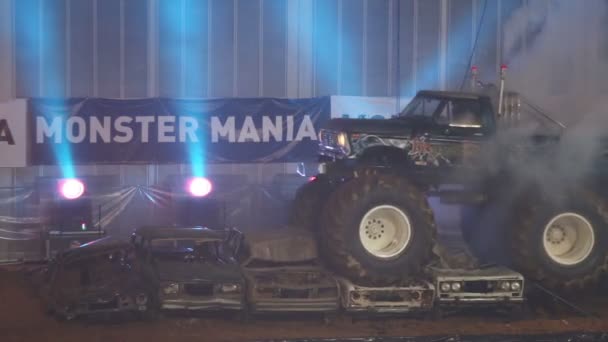 Monster Truck com seis rodas crumples carros no show de esportes — Vídeo de Stock