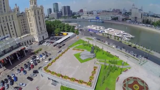 MOSCÚ - 6 DE JUN DE 2014: Paisaje fluvial con hotel Ucrania en muelle y amarradero con embarcaciones en el día soleado de verano. Vista aérea — Vídeo de stock