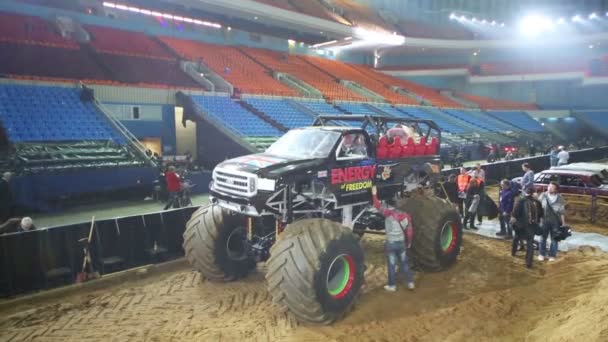 Olbrzymi Offroader na piaszczystej arenie kompleksu sportowego Olympiysky — Wideo stockowe