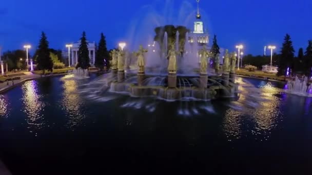 Zvlnění a úvahy na vodní hladině fontány na čtverci — Stock video