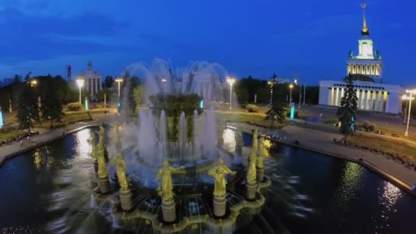 Menschen gehen am Brunnen der Völkerfreundschaft auf dem Platz — Stockvideo