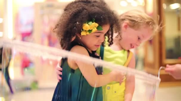 Malá roztomilá holka a kluk se objímat a ruce dělají velkou mýdlové bubliny — Stock video
