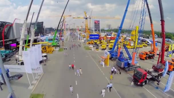 Viele Menschen spazieren an internationaler Fachausstellung vorbei — Stockvideo