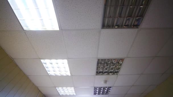 Lichte office plafond met een rij lampen geschakeld en uitschakelen — Stockvideo