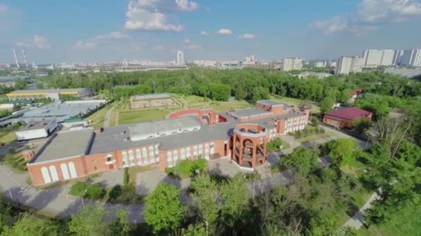 Palác pro děti a mládež proti panoráma a stavební straně — Stock video