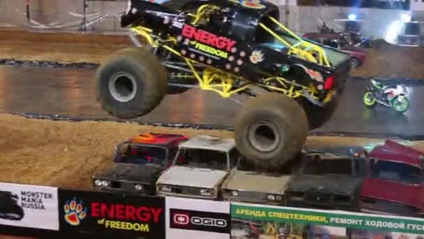 Monster Truck saltando sobre coches viejos en el espectáculo de entretenimiento deportivo — Vídeo de stock