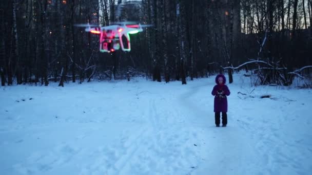 Κορίτσι ελέγχει Dji φάντασμα με την πτήση λήψη φωτογραφιών — Αρχείο Βίντεο