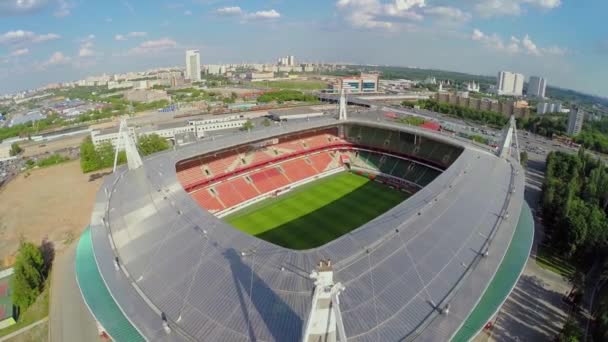 Cityscape com tráfego de rua perto do estádio Locomotive na primavera — Vídeo de Stock