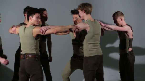 Group of seven men in medieval costumes do acrobatic pyramid — Stock Video