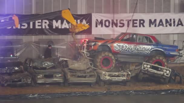 Yükleyici eski arabalarüzerinde sıkışmış Monster Truck itmek — Stok video