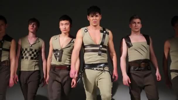 Groupe de six jeunes beaux hommes en costumes va — Video