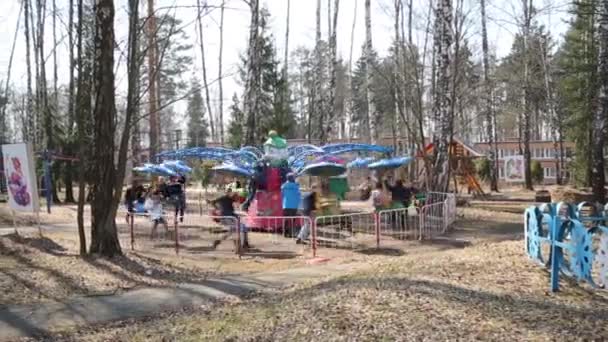 Carrousel pour adolescents dans le parc du centre de réadaptation Bugorok — Video