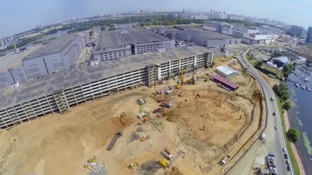 Paisaje urbano con sitio de construcción del centro de negocios — Vídeos de Stock