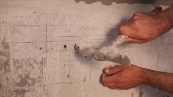 Arbeiter hämmert Dübel in Öffnung in Wand, um Halterungen zu montieren. — Stockvideo