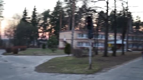 Parc de printemps dans le sanatorium avec petits bâtiments et feu de circulation — Video