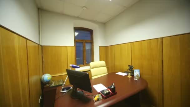 Sala de escritório de executivo, mesa elegante, guarnição de madeira, parquet . — Vídeo de Stock