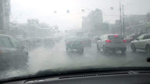 Cars move on street during rain at summer in Moscow. — Stock Video