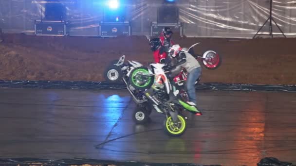 Drei Stuntman führen einen Stunt auf Quad und zwei Motorrädern durch — Stockvideo