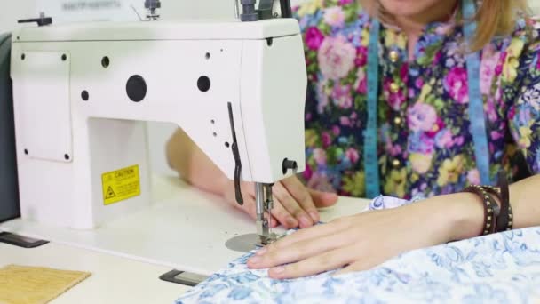 Mãos de costura sob medida à mesa com máquina de costura elétrica — Vídeo de Stock